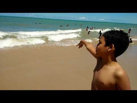 Fui à praia com Lizandra e a minha família eu fiquei muito feliz e lá tava muita onda