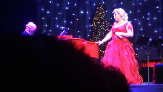 Kelly Clarkson&#39;s Miracle on Broadway &quot;WHITE CHRISTMAS&quot;