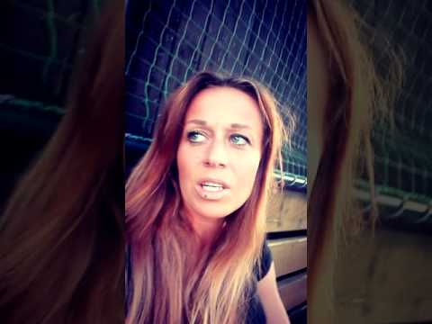 Sleduju jak deti hrajou fotbal a k tomu Kratky :D  zamysleni Klara Vecerova