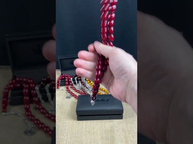 سبحة مسكي كرزي معتقة بشرابة تحمل شعار المملكة