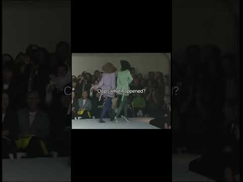 That woman was ready to fight for Véronique Leroy S/S 1995 #runway #model #fashion #fashionshow