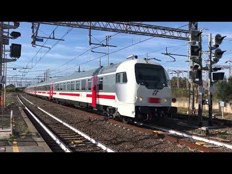 Treno Intercity con locomotiva FS E.401 in transito veloce sulla linea ferroviaria Roma Napoli