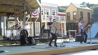 Kat Perkins&#39; Grand Entrance: &#39;Magic Man&#39;