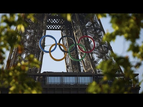 Nur noch 49 Tage, dann geht's los; Gigantische Olympische Ringe am Eiffelturm angebracht.