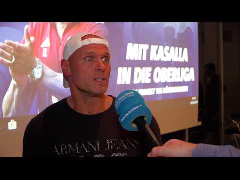 Torsten Legat und Fans zu Gast bei der Premiere von "Mit Kasalla in die Oberliga"