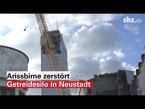 Wrecking ball brings down landmark in Neustadt in Holstein