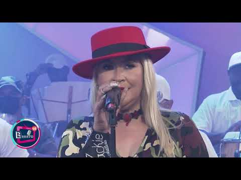 JAQUELINE LA RUBIA DE LA ARTILLERIA EN CONCIERTO