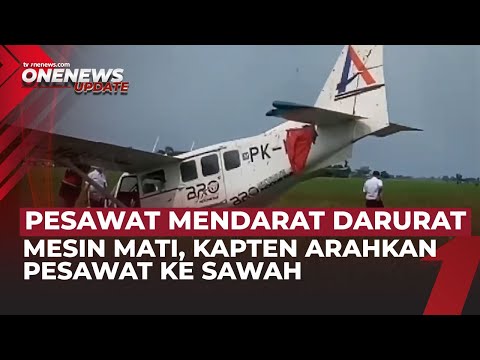 Terbang Rendah dan Berputar, Pesawat Mendarat Darurat di Sawah Karawang | OneNews Update