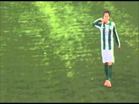 Tallinna Flora Siim Luts näitab Tammeka toetajatele keskmist näppu