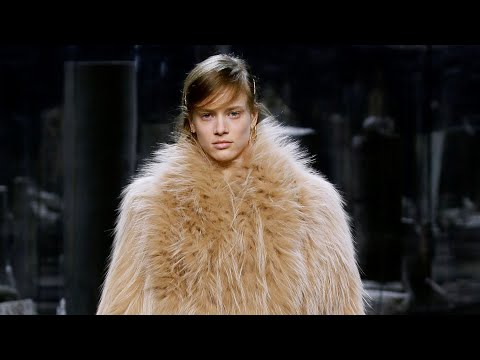 フェンディがミラノ・ファッション・ウィークでコレクションを発表 (Fendi presents collection at Milan Fashion Week)