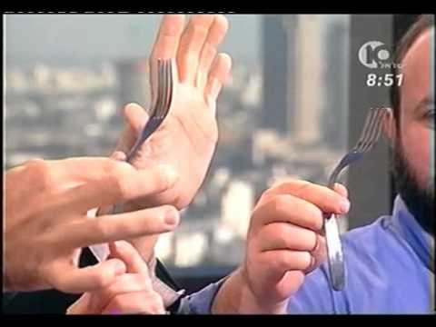 Menny Lindenfeld bends & straightens two forks- Channel 10