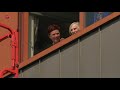 Clowns via hoogwerker omhoog om ouderen op te vrolijken in Almere