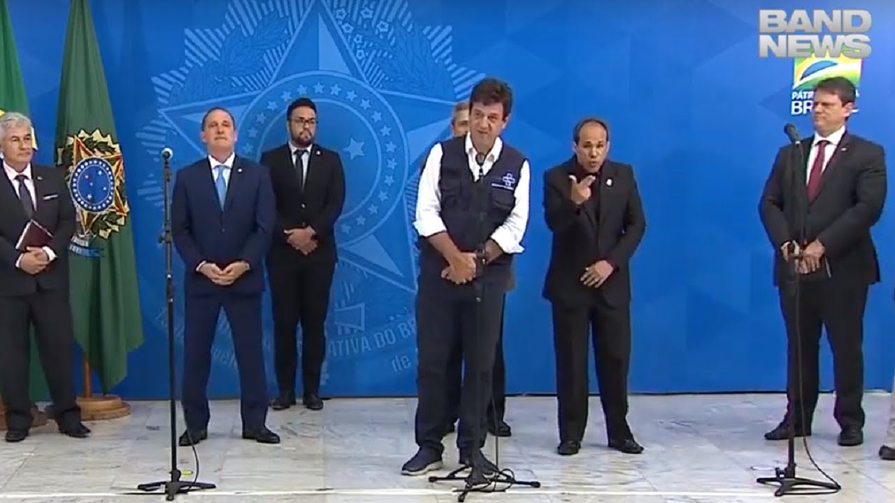 Equipe do governo federal fala sobre ações de combate ao coronavírus