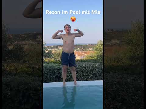 Rezon flext im pool mit mia #rezon #fncs #memes #viral
