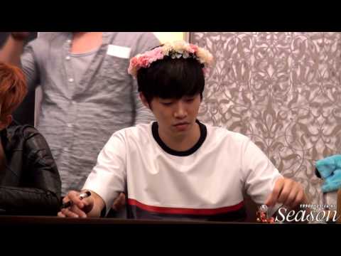 141005 2PM 명동 팬싸인회 - 장난감 뭔지 모르는 바보 준호 직캠 ㅜㅜ