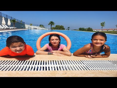 Couisn is learning to swim - fun kids