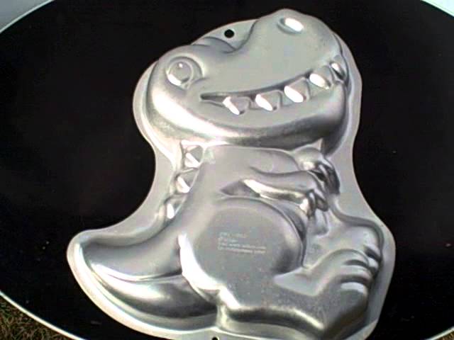 Vídeo relacionado con Wilton 2105-1022 - Molde para Hornear en Forma de Dinosaurio