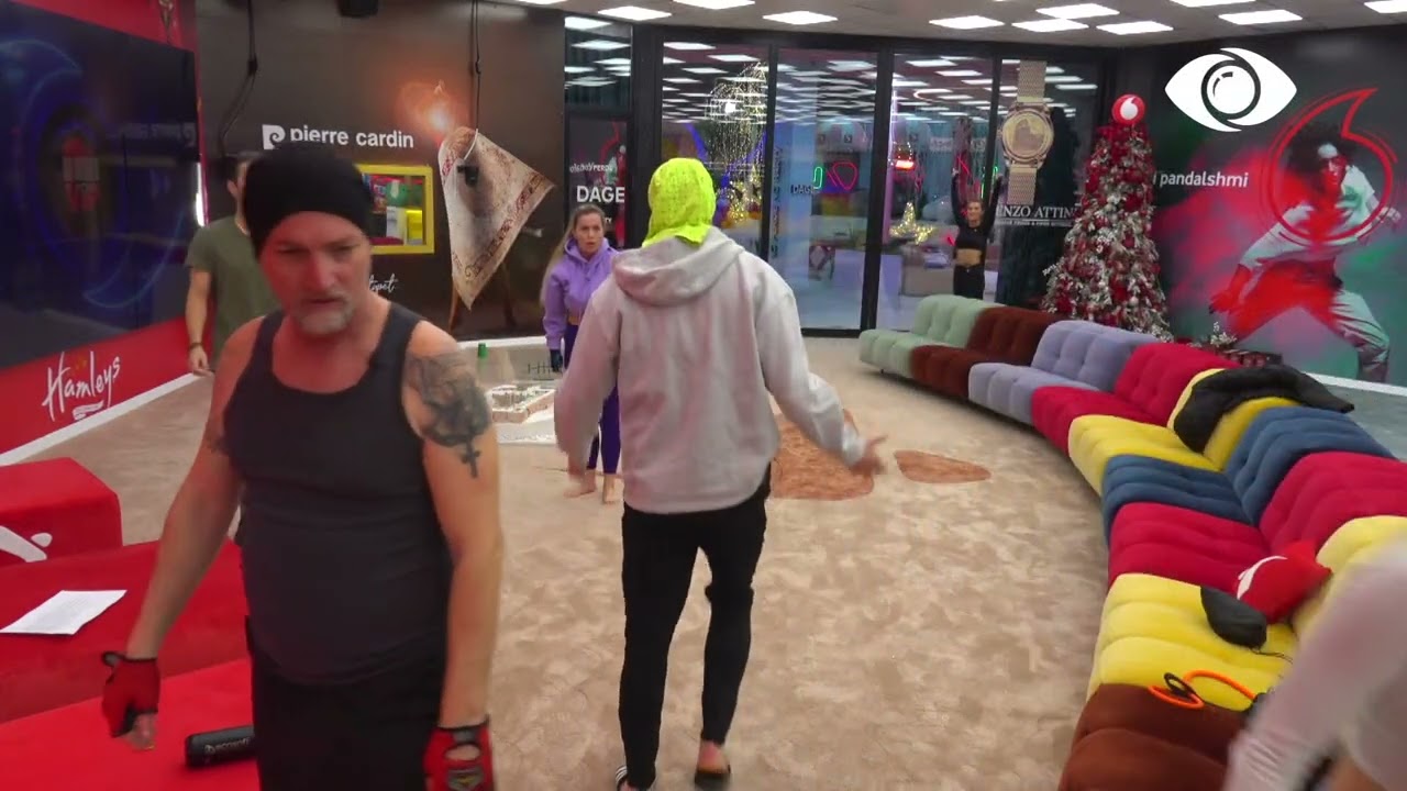 Banorët bëjnë ushtrime në dhomën e ndenjes