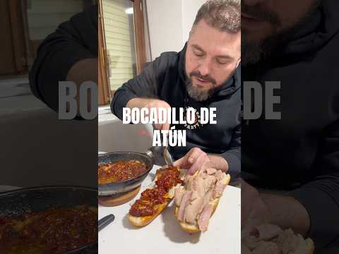 Bocadillo de atún con ajos y pimientos asados.