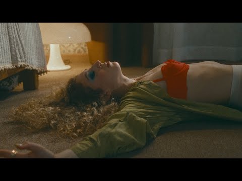 CARMEN MARÍA- CAFÉ Y ALCOHOL (Video Oficial)