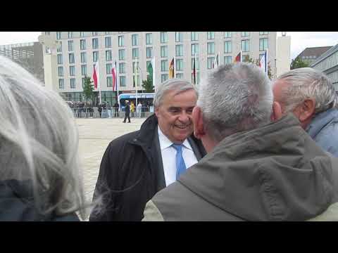 ex-MP Peter Müller vor der Congresshalle am Tag der Deutschen Einheit 2025 in Saarbrücken