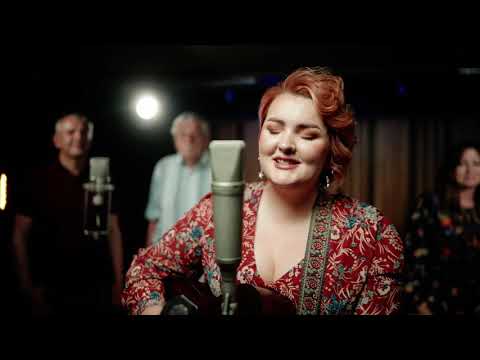 Bronwen & The Lewis Family - Hearts My Home (LIVE)