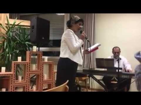 Sora Maria privește în sus