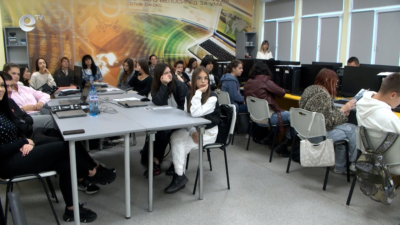 Художествената галерия в Димитровград представи мобилна изложба пред ученици в Хасково