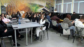 Художествената галерия в Димитровград представи мобилна изложба пред ученици в Хасково