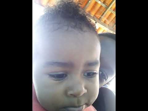 Baby Anthony e menina cantam a vaca Maru