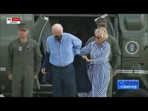 Joe Biden überfordert beim Jacke anziehen