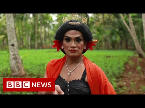 男性が女性に扮して踊る伝統舞踊 - BBC ニュース (The traditional dance where men perform as women - BBC News)