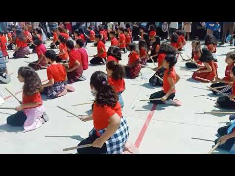 un spectacle de bâtons avec les CE2