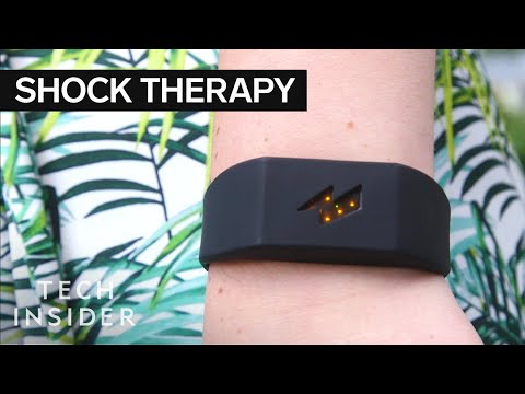 爪を噛むのをやめさせてくれた電気ショックブレスレット (Electric-Shock Bracelet Made Me Quit Biting My Nails)