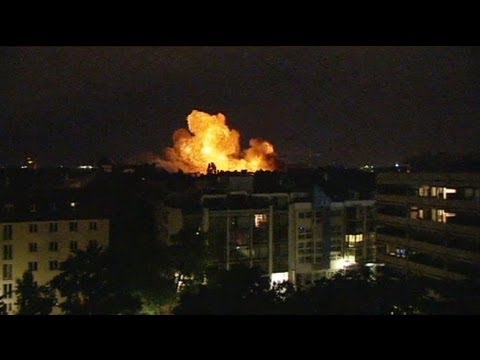 Blindgänger gesprengt - Dachstühle brennen