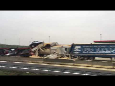 VIDEO: ACCIDENT CUMPLIT cu patru TIR-uri IMPLICATE. Un Tânăr, șofer, de 24 de ani A MURIT!FOTO