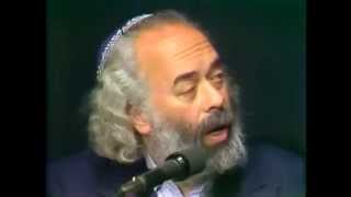 Shlomo Carlebach Special 1970's שלמה קרליבך (הזמר והיוצר בנימין שטיינברג) - התמונה מוצגת ישירות מתוך אתר האינטרנט יוטיוב. זכויות היוצרים בתמונה שייכות ליוצרה. קישור קרדיט למקור התוכן נמצא בתוך דף הסרטון