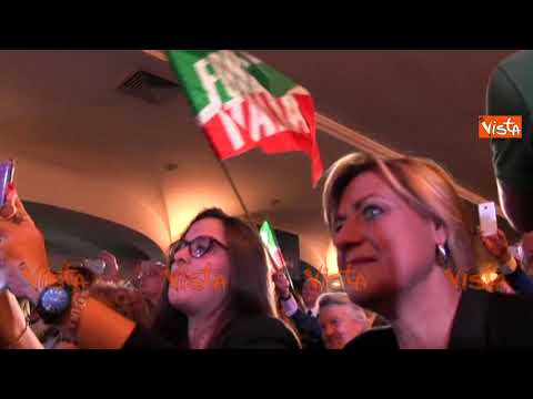 Berlusconi e Tajani cantano l'Inno di Mameli alla convention di Forza Italia