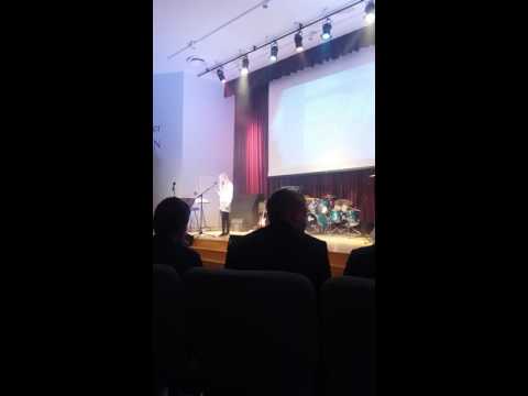 Anna Sofie synger på