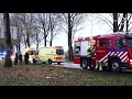Auto vliegt in brand na botsing op N320; bestuurder zwaargewond