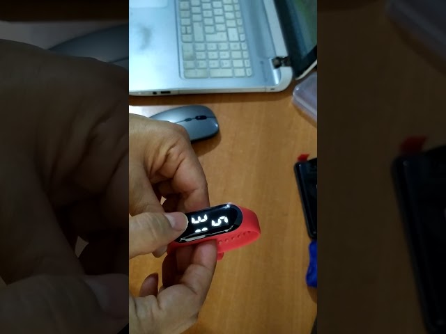 Vídeo relacionado con Kids Licensing - Reloj Digital Niño Real Madrid,LED Infantil, Batería Duradera, Funciones Completas, Correa Ajustable, Diseño Original, Cuadrado, Perfecto para Regalo