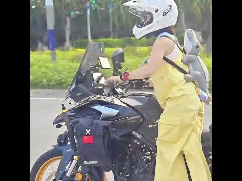 Los problemas que enfrenta una persona baja al montar una motocicleta grande.