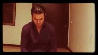 Ernesto DAlessio cantando Ni guerra ni paz a piano y voz.