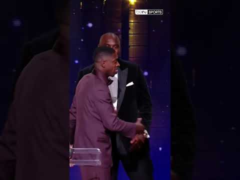 🏆 DEMBÉLÉ récupère le trophée du PSG, sacré MEILLEUR CLUB masculin 🇫🇷 de l'année !