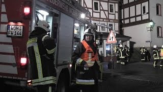 preview picture of video 'Feuerwehreinsatz, Zimmerbrand in Wolfhagen am 10. 12. 2013  von tubehorst1'