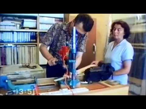 "Z wnętrza": Zofia i Zdzisław Beksińscy przygotowują ramy obrazów