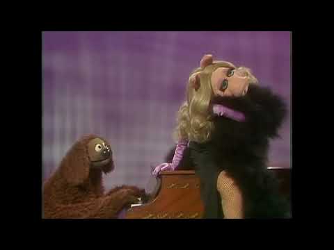 Muppet Songs: Miss Piggy and Rowlf - Mad About the Frog