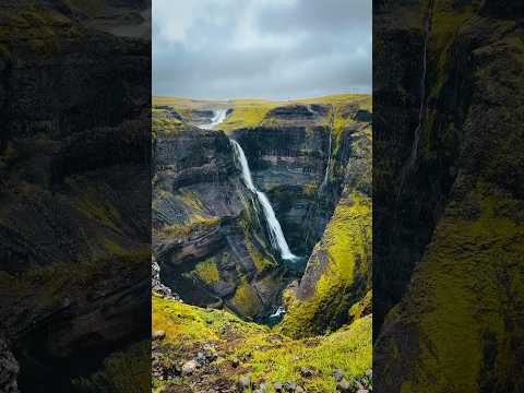 Când vântul încearcă să te doboare, dar priveliștea merită fiecare secundă 🌪️🌊 #iceland #travel