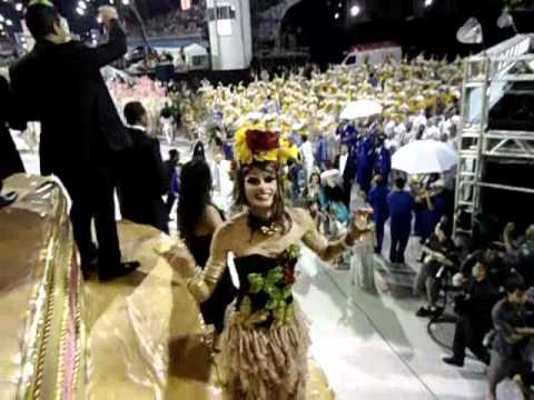 Desfile das Campeãs - Drag Queen Dindry Buck e a emoção da Avenida!