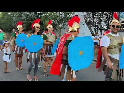 Divertido desfile de carrozas en Trabanca con la participación de las peñas